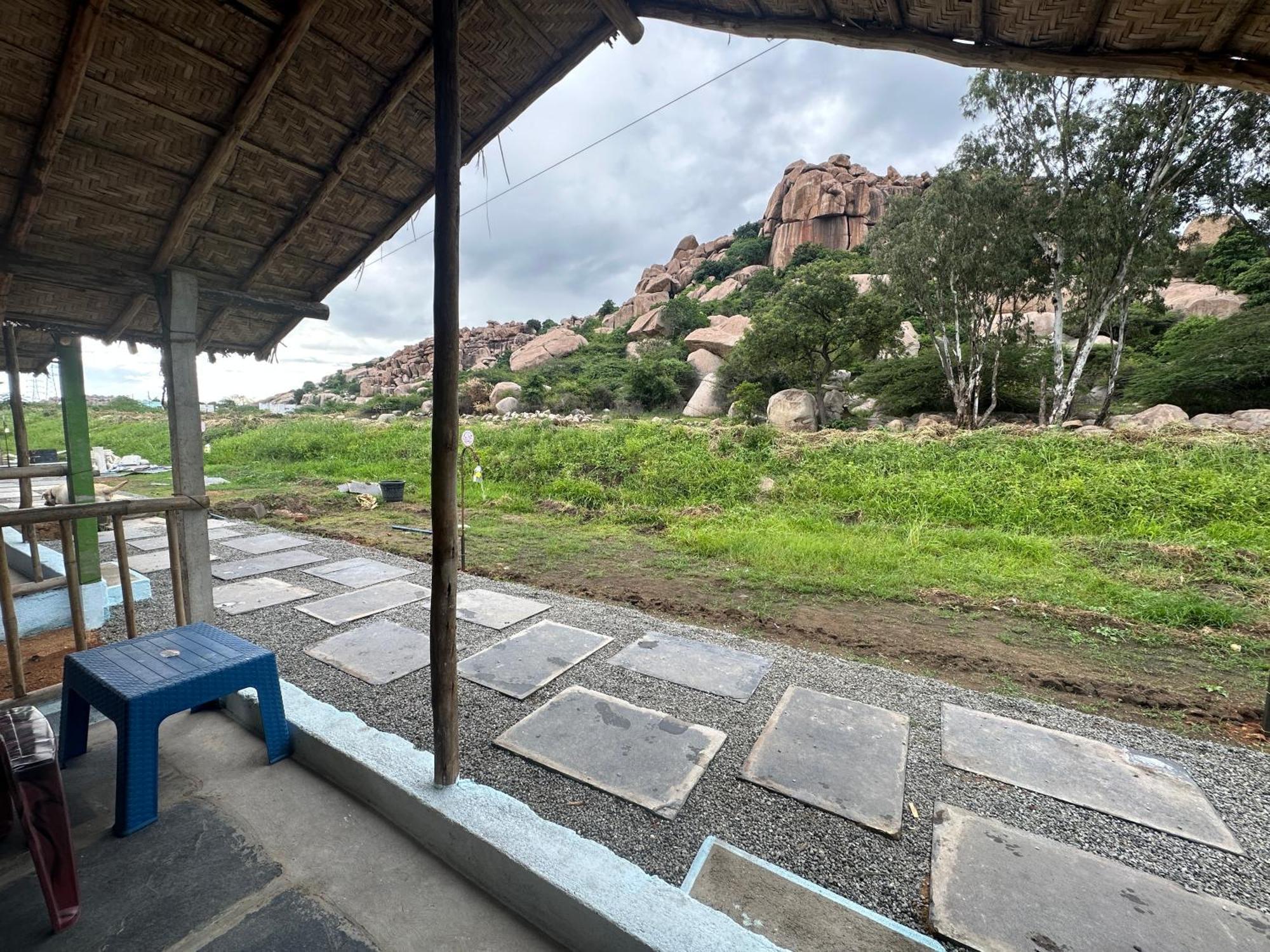 The Gravity Cafe -A Unit Of Staychillhampi Exterior foto